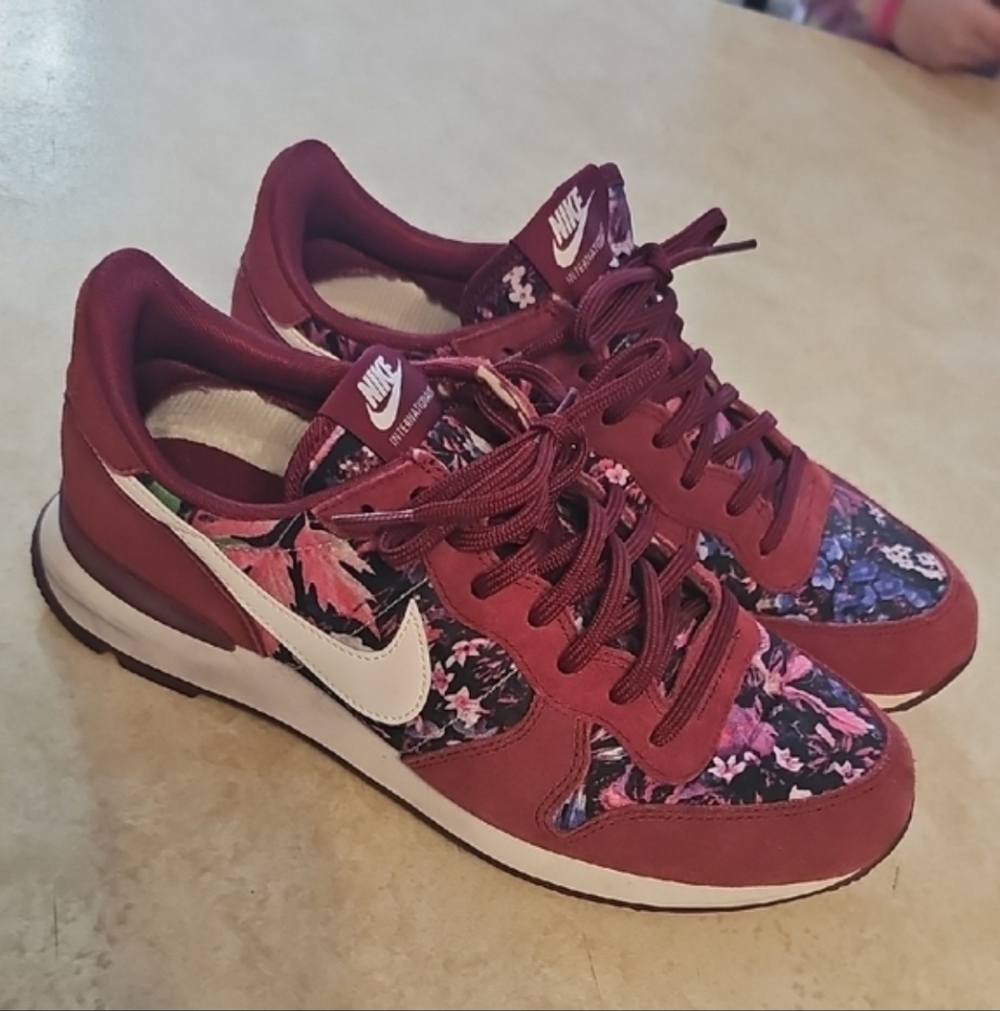 🚨 Nike Internarionalist Team Sneakers - Burgundy and White